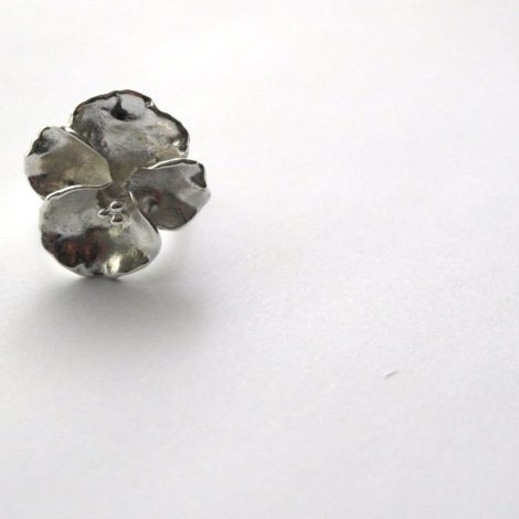 dauntless-andrea-cardona-anillo-en-plata-orquidea-colombiana