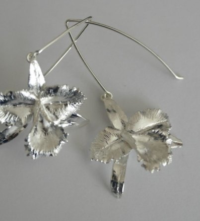 dauntless-andrea-cardona-aretes-en-plata-orquideas-aretes-largos_1