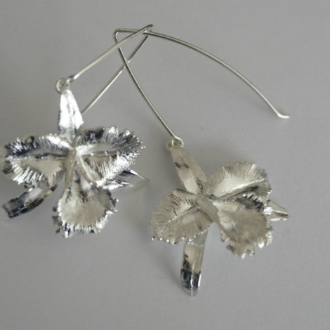 dauntless-andrea-cardona-aretes-en-plata-orquideas-aretes-largos_1