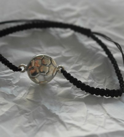 dauntless-andrea-cardona-futbol-soccer-plata-pulsera-hilos