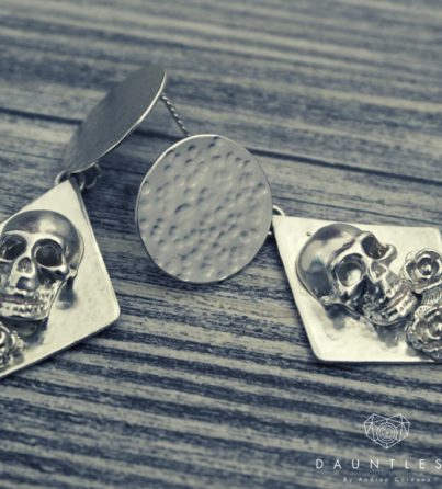dauntless-andrea-aretes-martillados-calavera-rosas