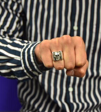 dauntless-andre-cardona-anillo-en-plata-rectangular-calavera